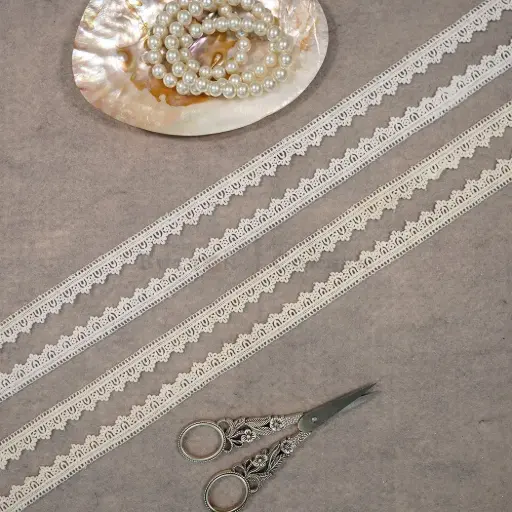 One Side Border Shuttle Lace