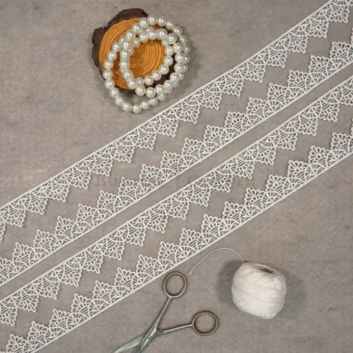 [21392 WHITE] One Side Border Shuttle Lace