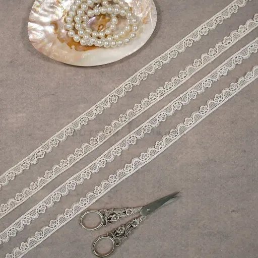 One Side Border Shuttle Lace