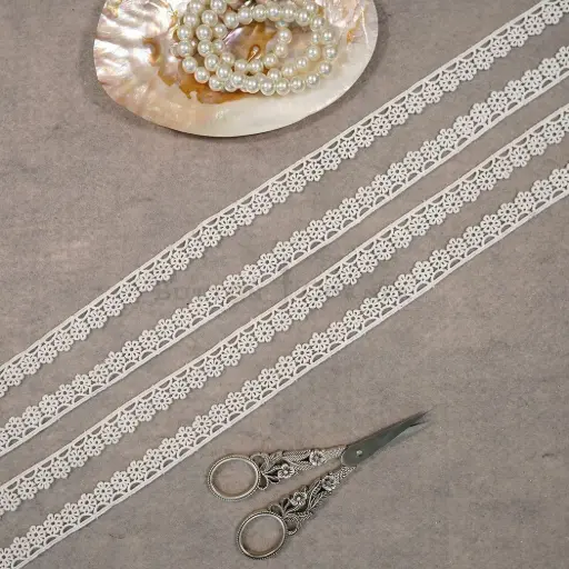 [22339 WHITE] One Side Border Shuttle Lace