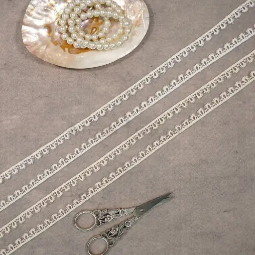 One Side Border Shuttle Lace