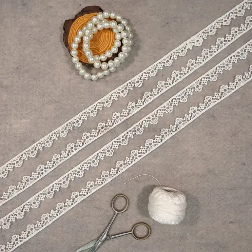 [22653 WHITE] One Side Border Shuttle Lace
