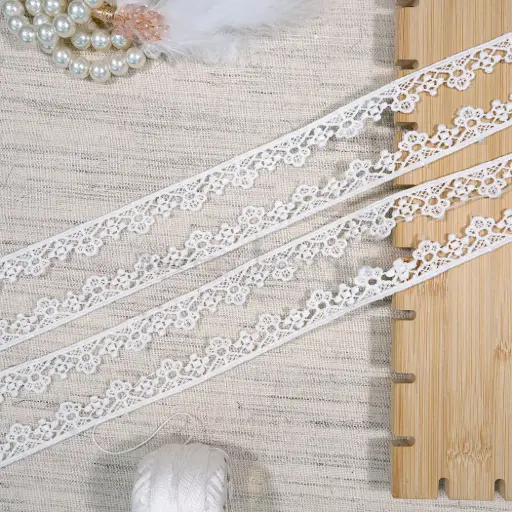 [22653 WHITE] One Side Border Shuttle Lace