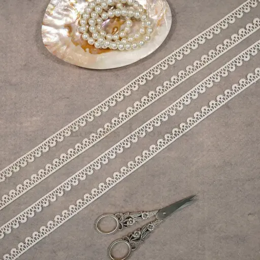 One Side Border Shuttle Lace