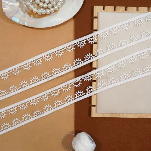 [17862-2 WHITE] One Side Border Shuttle Lace
