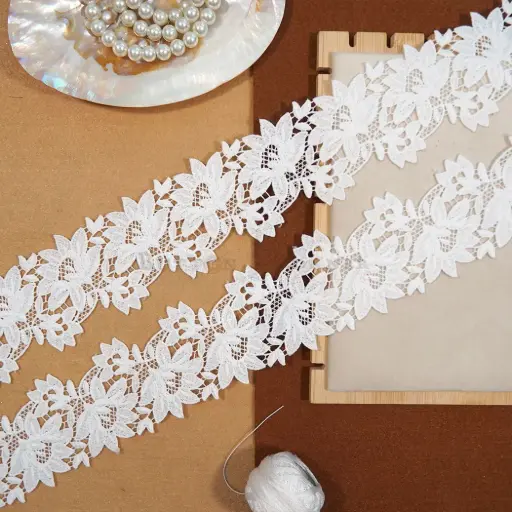 [86580-7 WHITE] Flower Design Shuttle Lace