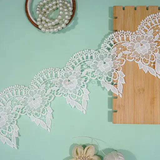 [30084-14 WHITE] One Side Border Shuttle Lace