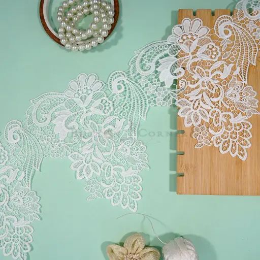 [12451-22 WHITE] One Side Border Shuttle Lace