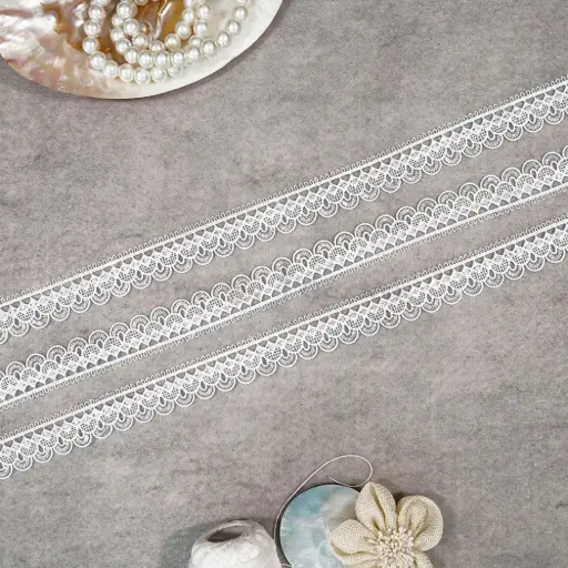 [AL2074 WHITE] One Side Border Shuttle Sequence Lace