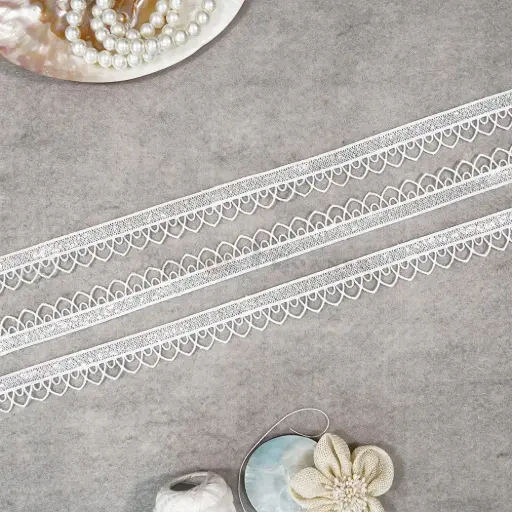 [AL2078 WHITE] One Side Border Shuttle Sequence Lace