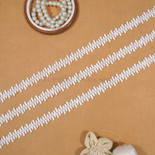 [19946-2 WHITE] Centre Border Shuttle Lace