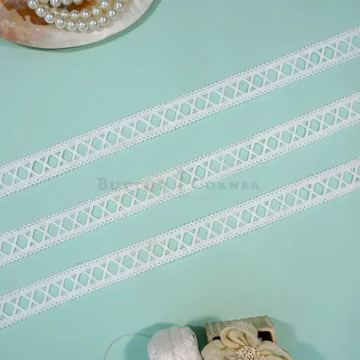 [A1387C WHITE] Criss-Cross Design Shuttle Lace