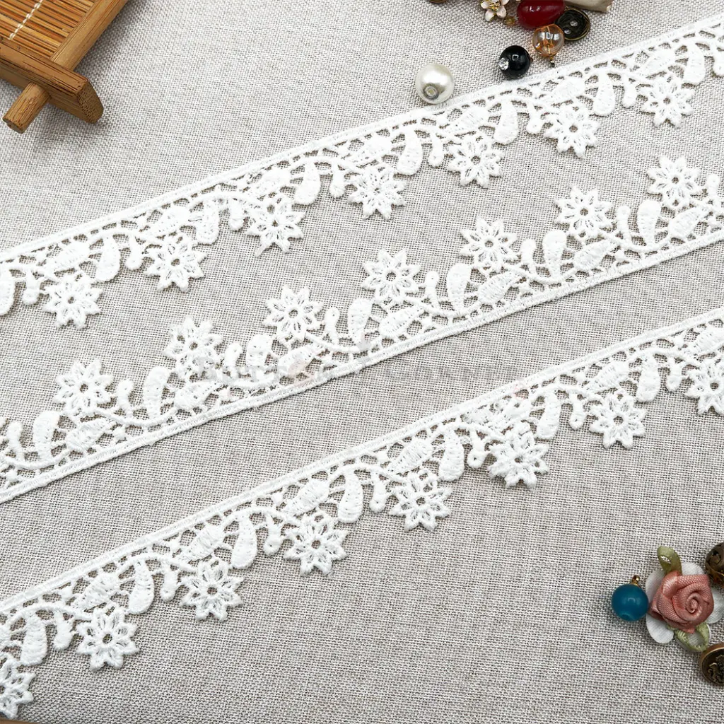 One Side Border Shuttle Lace | Button Corner