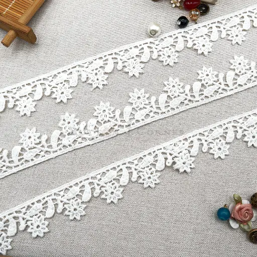 [18458 WHITE] One Side Border Shuttle Lace