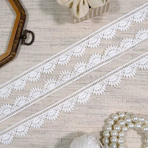 [12471-2 WHITE] One Side Border Shuttle Lace