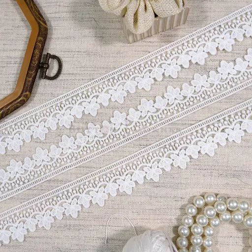 [32322-3 WHITE] One Side Border Shuttle Lace