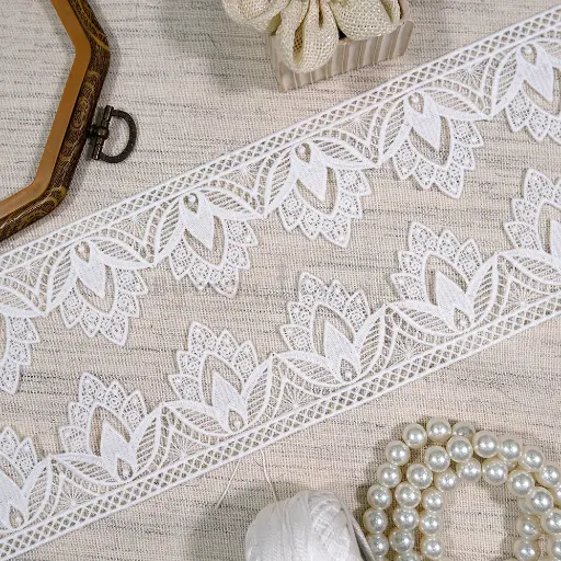 [19273-5 WHITE] One Side Border Shuttle Lace