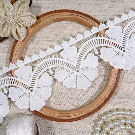 [30952-8 WHITE] One Side Border Shuttle Lace