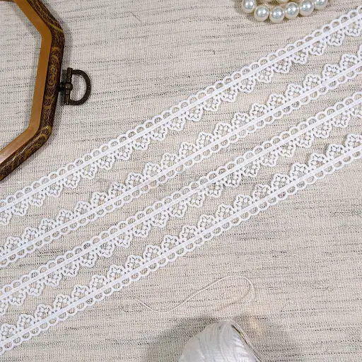[12717-1 WHITE] One Side Border Shuttle Lace
