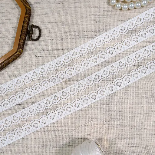 [86645-1 WHITE] One Side Border Shuttle Lace