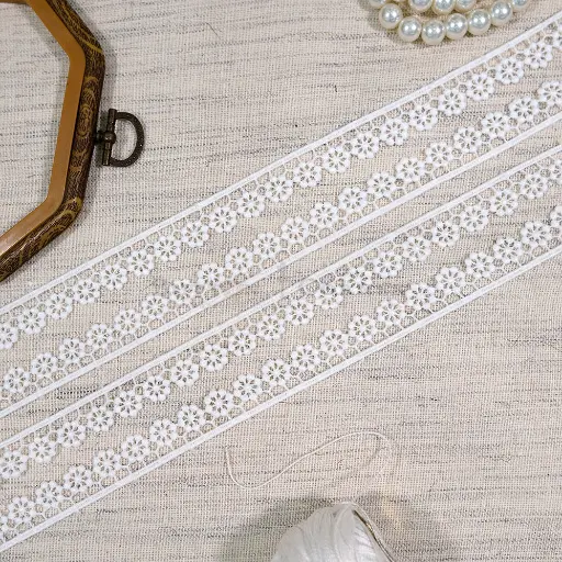 [85090-2 WHITE] One Side Border Shuttle Lace