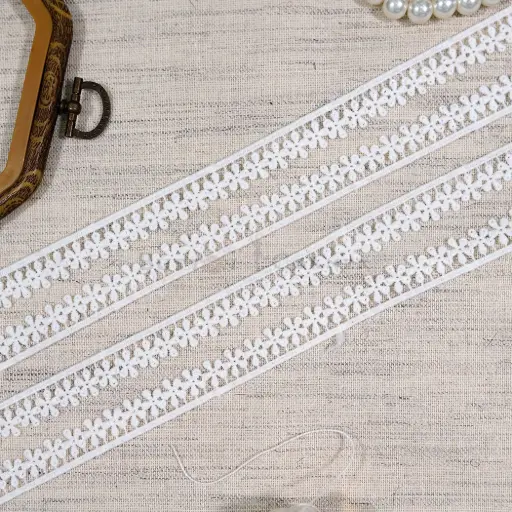 [80411-1 WHITE] One Side Border Shuttle Lace