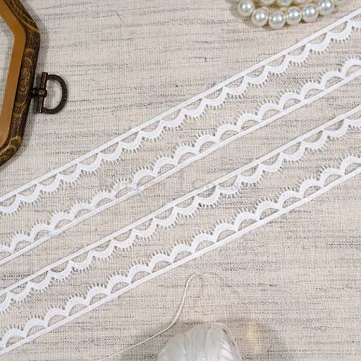 [82336-1 WHITE] One Side Border Shuttle Lace