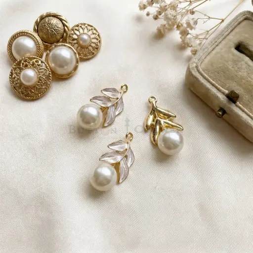 [FA750 WHITE GOLD] Willow Leaf Design Nature-Inspired Pearl Pendant