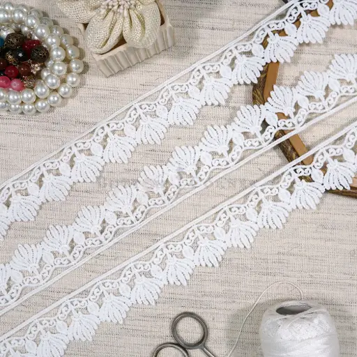 [A10043 WHITE] One Side Border Shuttle Lace