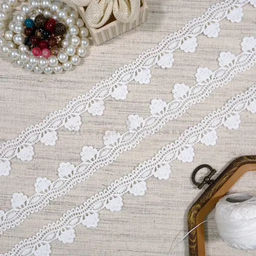 [10016 WHITE] One Side Border Shuttle Lace