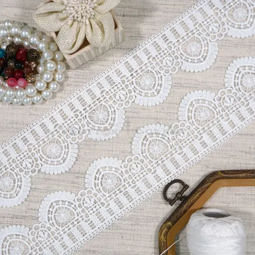 [85579-5 WHITE] One Side Border Shuttle Lace