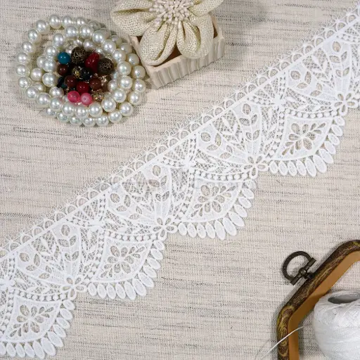 [A10032 WHITE] One Side  border Shuttle Lace