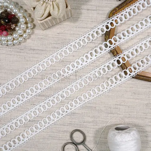 [85637-1 WHITE] One Side Border Shuttle Lace