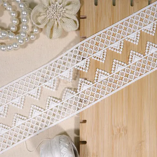[85584-4 WHITE] One Side Border Shuttle Lace