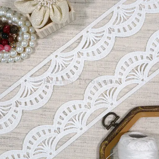 [17603-4 WHITE] One Side Border Shuttle Lace