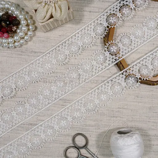 [AL2097 WHITE] One Side Border Shuttle Lace