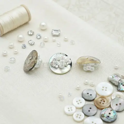 [FBR2H420] Beaded Cluster-Style Jewelled Shell Button
