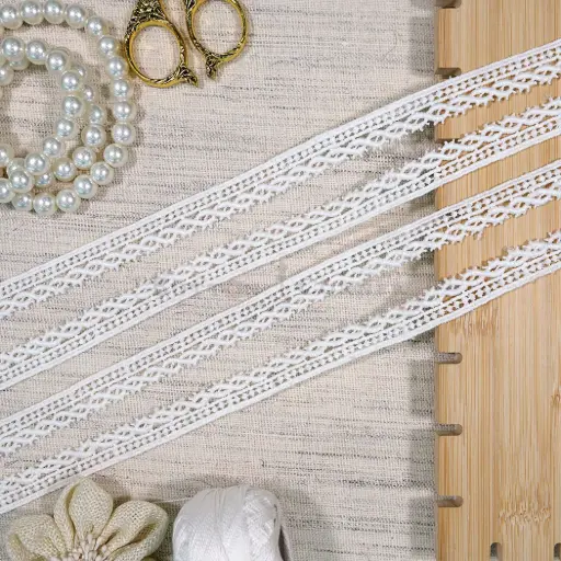 [16110 WHITE] One Side Border Shuttle Lace