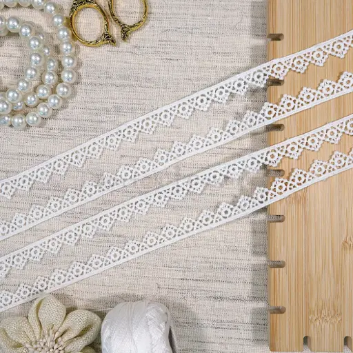 [16184 WHITE] One Side Border Shuttle Lace
