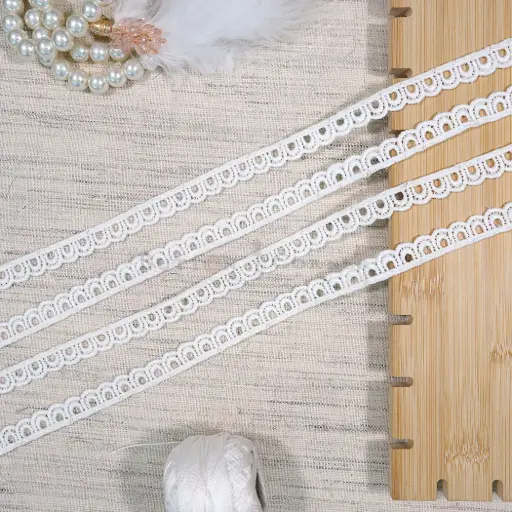 [16956 WHITE] One Side Border Shuttle Lace