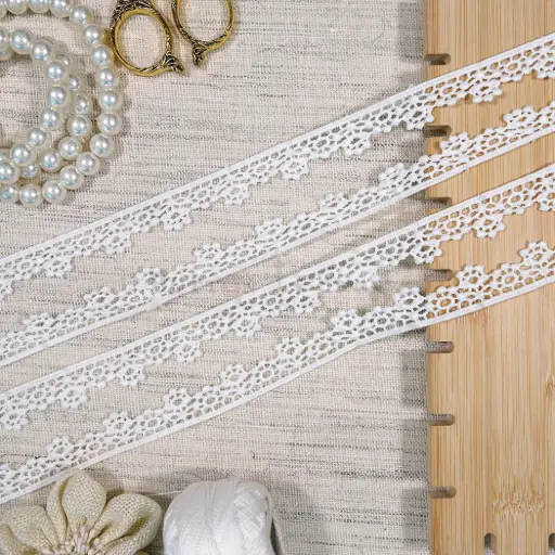 [17144 WHITE] One Side Border Shuttle Lace