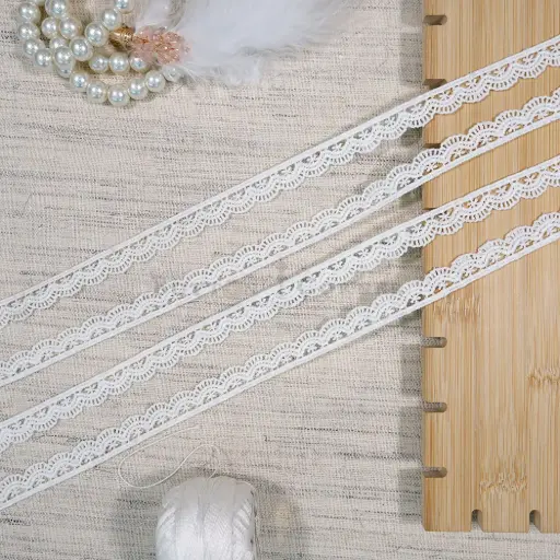[17543 WHITE] One Side Border Shuttle Lace