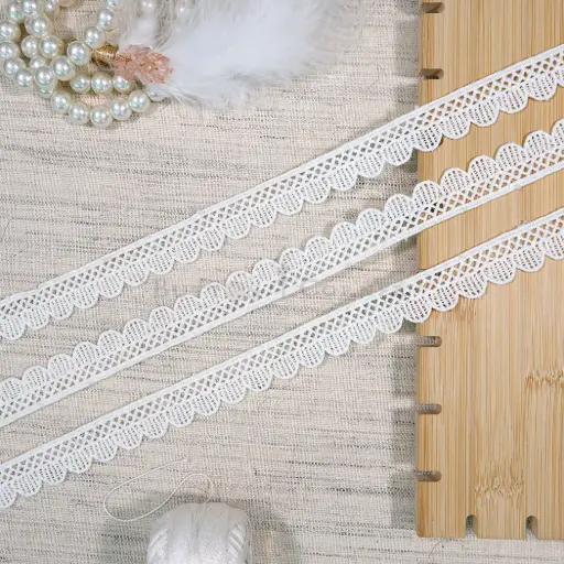 [18937 WHITE] One Side Border Shuttle Lace