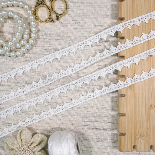 [18938 WHITE] One Side Border Shuttle Lace