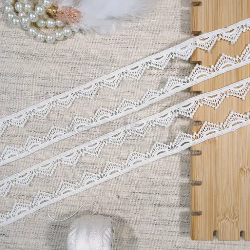 [19011 WHITE] One Side Border Shuttle Lace