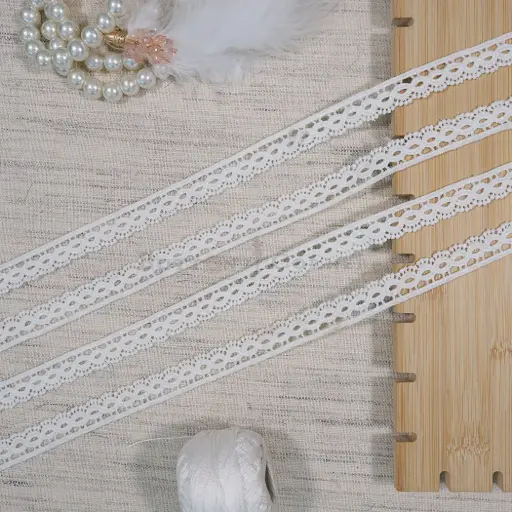 [19413 WHITE] One Side Border Shuttle Lace