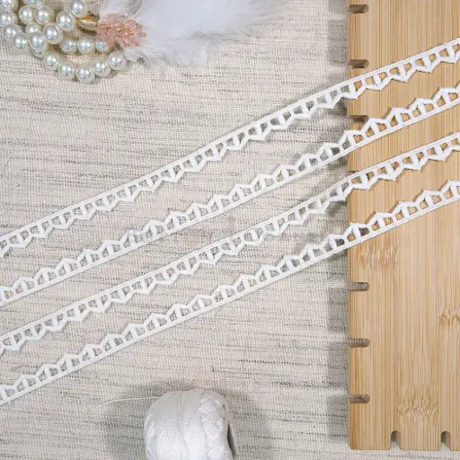 [19793 WHITE] One Side Border Shuttle Lace