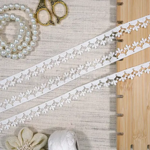 [20222 WHITE] One Side Border Shuttle Lace