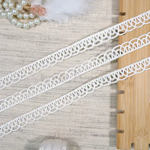 [20237 WHITE] One Side Border Shuttle Lace
