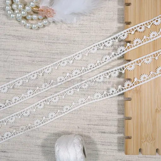 [21396 WHITE] One Side Border Shuttle Lace